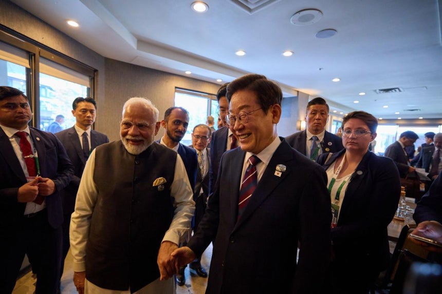 지난달 17일(현지 시간) 주요 7개국(G7) 정상회의 참석을 위해 캐나다 캐내내스키스를 방문한 이재명 대통령이 캐나다 앨버타주 캐내내스키스 정상회담장에서 모디 인도 총리와 한-인도 정상회담을 하고 있다. 대통령실사