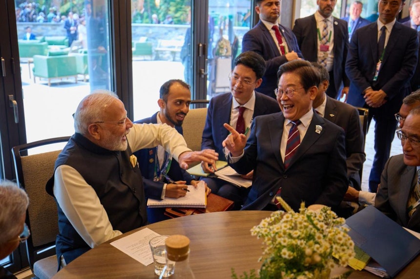 지난달 17일(현지 시간) 주요 7개국(G7) 정상회의 참석을 위해 캐나다 캐내내스키스를 방문한 이재명 대통령이 캐나다 앨버타주 캐내내스키스 정상회담장에서 모디 인도 총리와 한-인도 정상회담을 하고 있다. 대통령실사
