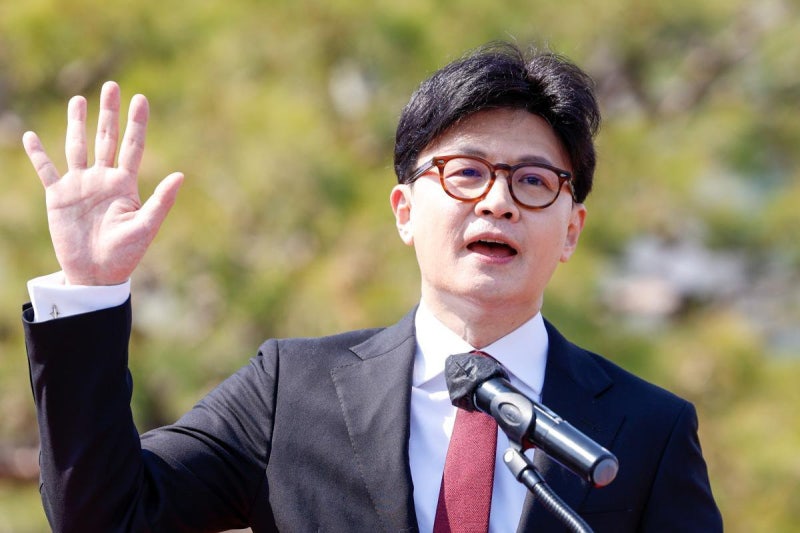 <b>한동훈</b> “당대표 <b>불출마</b>…극우에 맞선 개혁연대 만들 것”