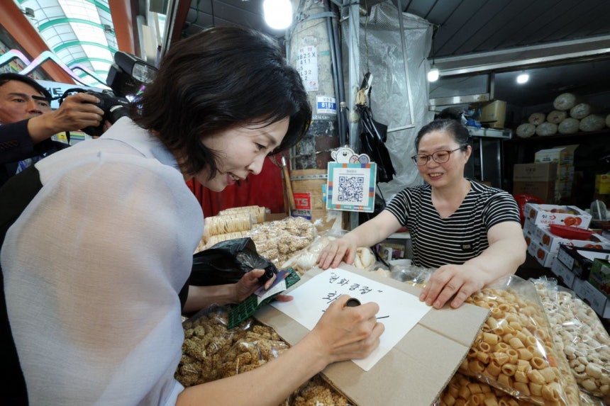이재명 대통령 부인 김혜경 여사가 25일 인천 계양산전통시장을 방문해 상인에게 사인을 해주고 있다. 2025.07.25. 뉴시스