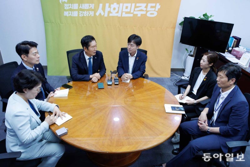 “악수는 사람과 하는것” <b>정청래</b>, 野예방서 <b>국힘</b> 쏙 뺐다