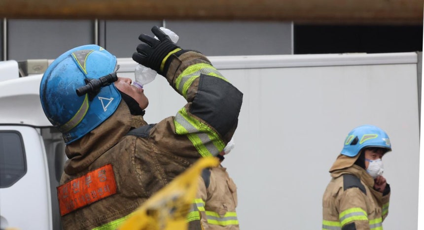 인천 서구의 한 금속제품 제조공장에서 화재를 진화한 한 소방관이 물을 마시고 있다.  2025.06.02.  뉴시스