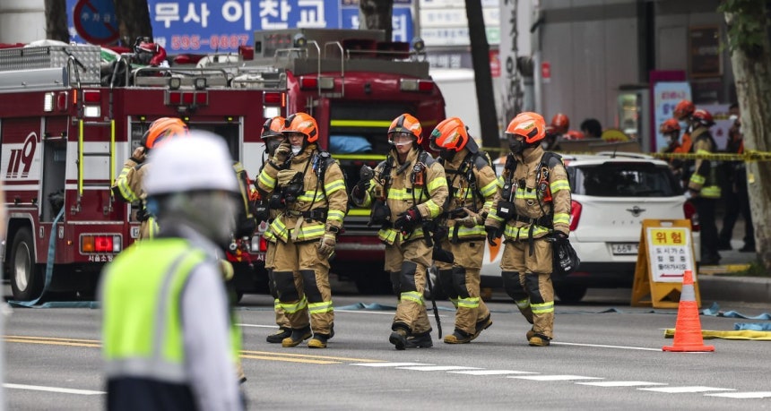 27일 서울 서초구 교대역 인근에서 발생한 도시가스 유출 사고 현장에서 소방대원들이 조사를 하고 있다. 2025.06.27. 뉴시스
