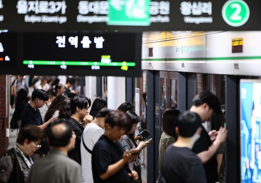 4일 서울 지하철 2호선 시청역에서 시민들이 지하철을 기다리고 있다.  2025.7.4/뉴스1