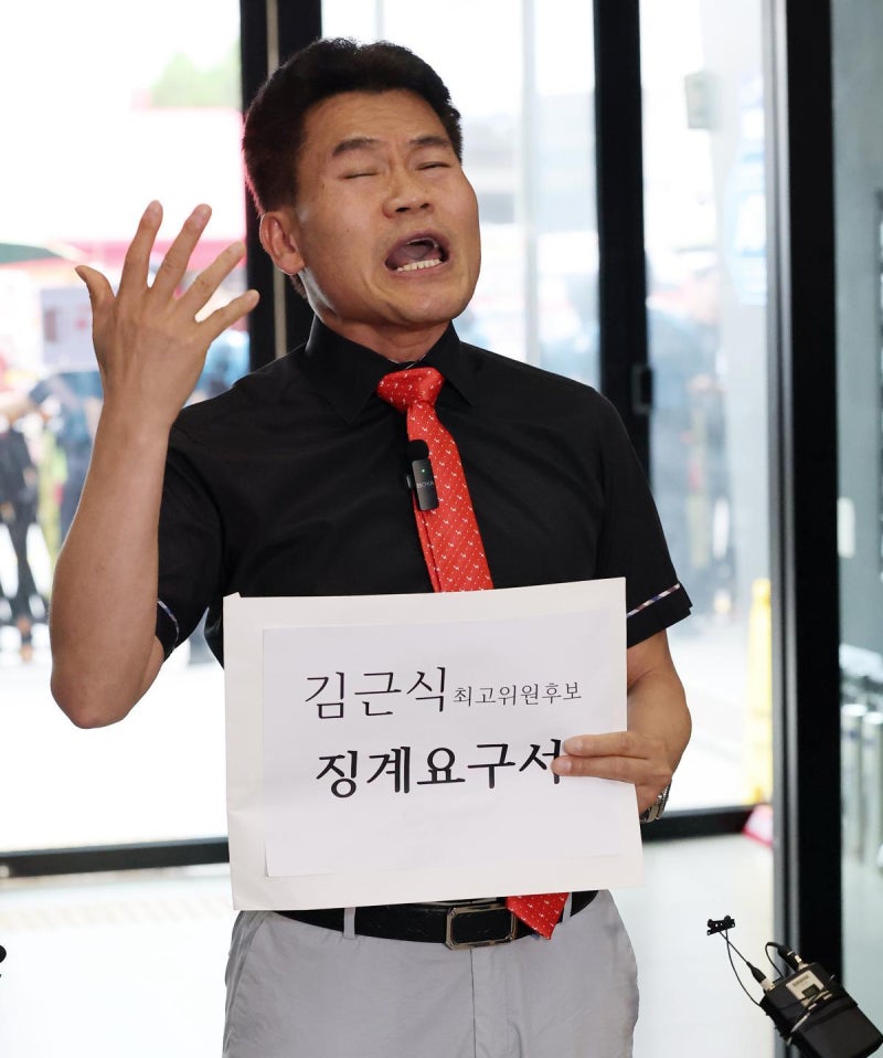 <b>징계</b> 위기 <b>전한길</b> “배신자 한동훈이 분열 야기…날 솎아내려 해”