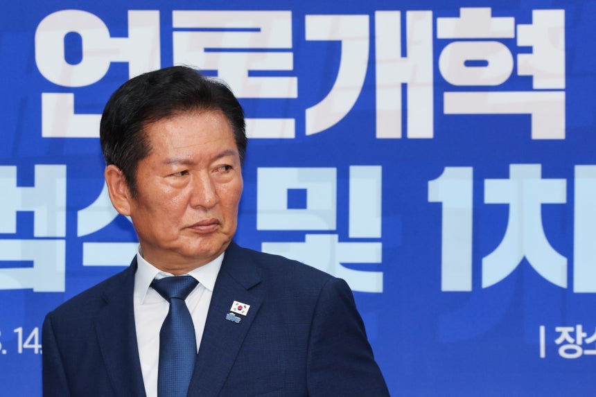 정청래 더불어민주당 대표가 14일 오후 서울 여의도 국회에서 열린 언론개혁특별위원회 출범식 및 1차 회의에 참석해 국민의례를 마친 후 자리로 향하고 있다. 뉴스1