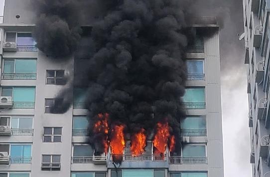 [단독]“전동스쿠터 배터리 충전중 폭발”… 마포 아파트 화재, 母子 숨져