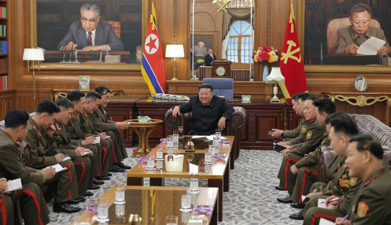우크라 파병부대 지휘관 만난 김정은
