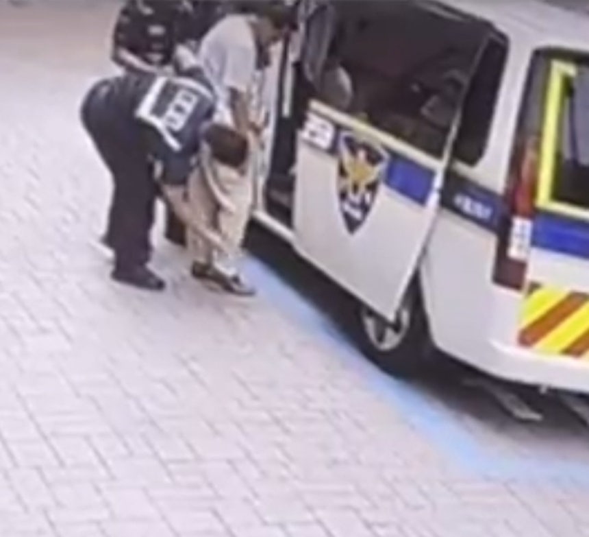 지난 20일 서울 관악구 신림역 인근에서 기동순찰대 순찰 중 덜미를 잡힌 사기 피의자 60세 A 씨의 모습(서울경찰청 제공) /뉴스1