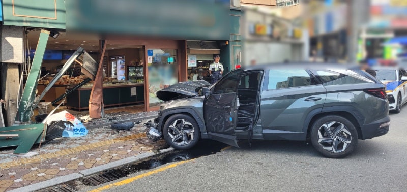상가로 돌진한 SUV… 인명피해는 없어