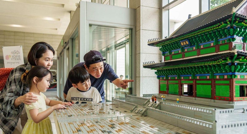 “레고로 만든 경복궁 신기해요”