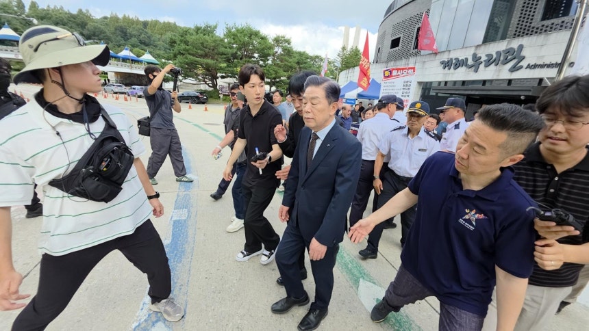 Director Kim Hyeong-seok of the Independence Hall turns away from his attempt to enter after being blocked by descendants of independence activists on August 25, 2025, in Cheonan. News1
