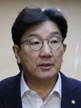 [단독]권성동 “통일교 총재 두차례 만나, 큰절한 건 사실”