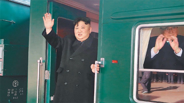 “<b>김정은</b>, <b>전용열차</b> 타고 평양 출발…베이징으로 이동”