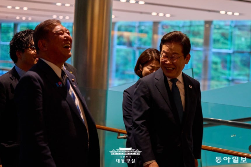 이재명 대통령과 이시바 시게루 일본 총리가 23일 일본 도쿄에서 열린 정상회담에 앞서 함께 웃으며 이동하고 있다. 대통령실 홈페이지