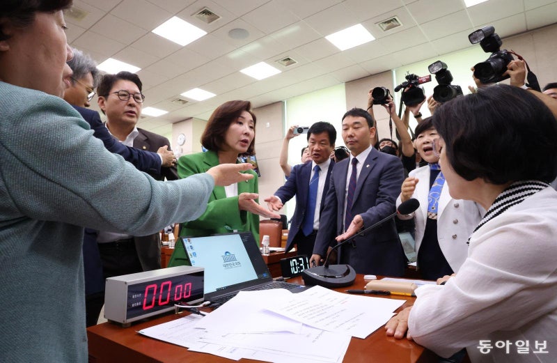 ‘추나 대전’에 법사위 아수라장…<b>추미애</b> ‘<b>나경원</b> 간사선임안’ 빼자...