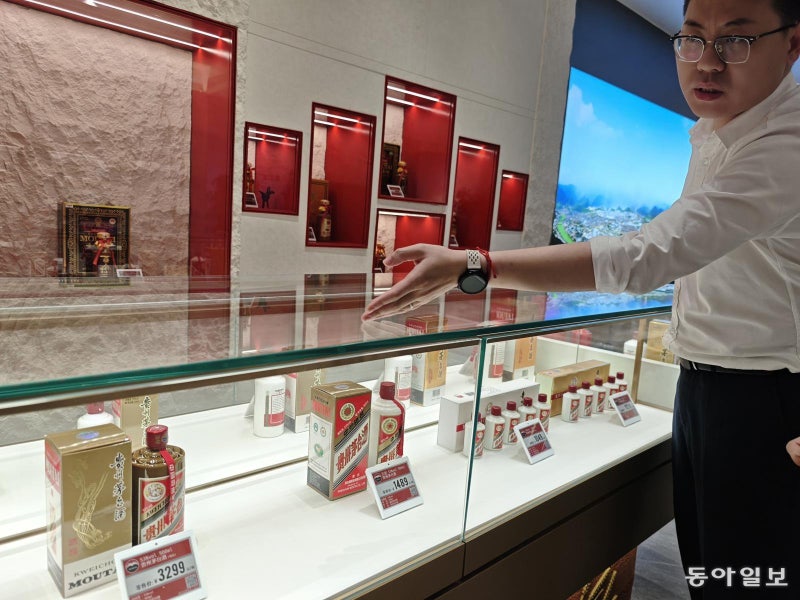 [글로벌 현장을 가다/김철중]국경절 앞두고도 가격 뚝… 금주  령-소비 침체 이중고 마오타이주