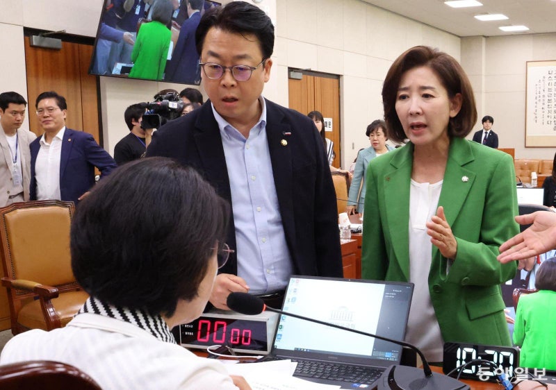 ‘나경원 법사위 간사안’… 안건서 빼버린 추미애