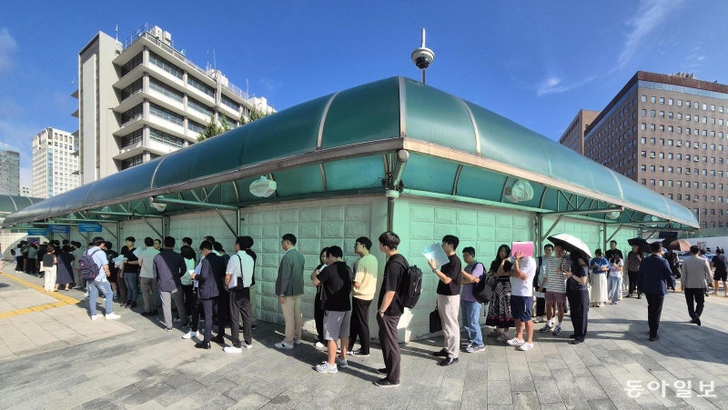 “유학생 등 비자 유효기간 제한 전에 받자” 美대사관 앞 긴줄