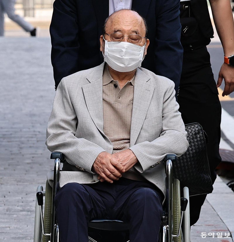 ‘김건희 나토 목걸이 자수’ 서희건설 회장 ‘휠체어 출 석’