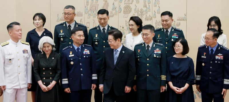 “국민만 봐달라” 대장 진급자에 삼정검 수치 수여