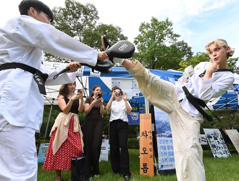 외국인 유학생의 태권도 발차기