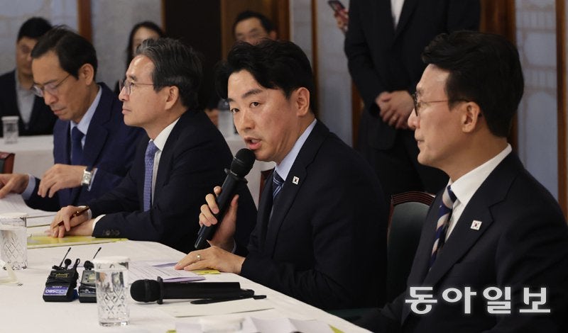 강훈식 “<b>구금</b>된 韓 근로자 300명, 전세기로 데려온다”