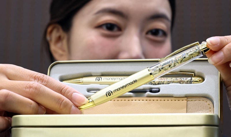 화폐 부산물로 만든 ‘황금볼펜’