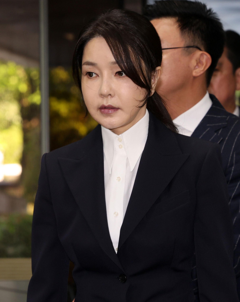 “건진, 김건희와 공모 그라프 목걸이-샤넬백 등 4억 수수” 기소