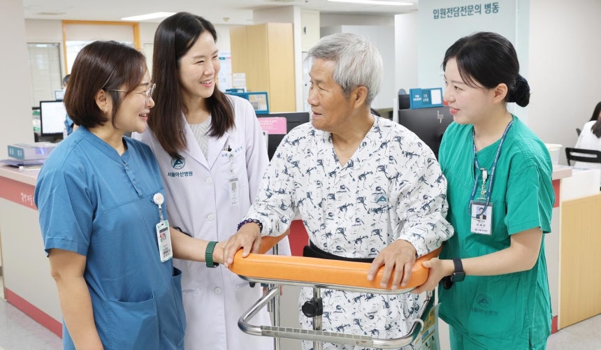 백지연 서울아산병원 노년내과 교수(왼쪽에서 두 번째)와 의료진이 노년 입원 환자의 거동 상태를 살펴 보며 허약 수준을 평가하고 있다. 서울아산병원 제공