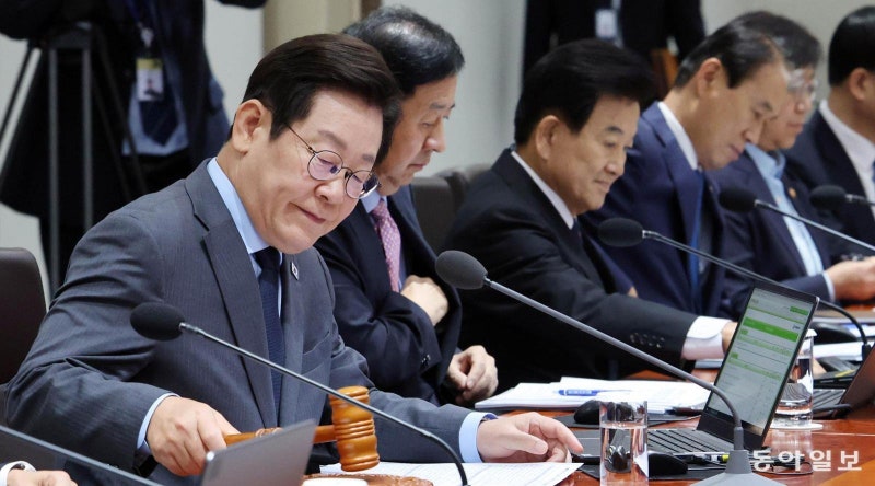 李 “취업시장, 특히 투명-공정 경쟁 필수”… 15%대 신용대출 금리엔 “잔인한 금융”