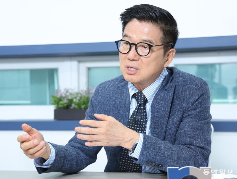 “관세협상 위기 결집 효과로 李 지지율 높았다… 경제가 관건”