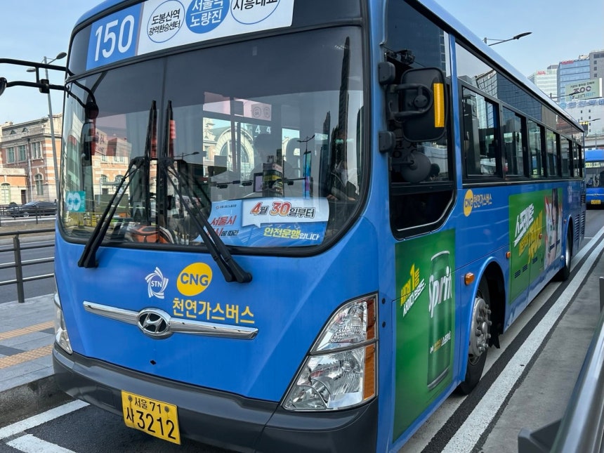 서울역 앞 버스환승센터를 지나는 서울 시내버스. (출처=뉴시스)