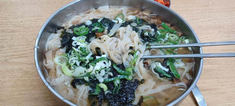 진한 육수와 꼬들한 면발… 서민 마음 달래는 칼국수[김도언의 너희가 노포를 아느냐]