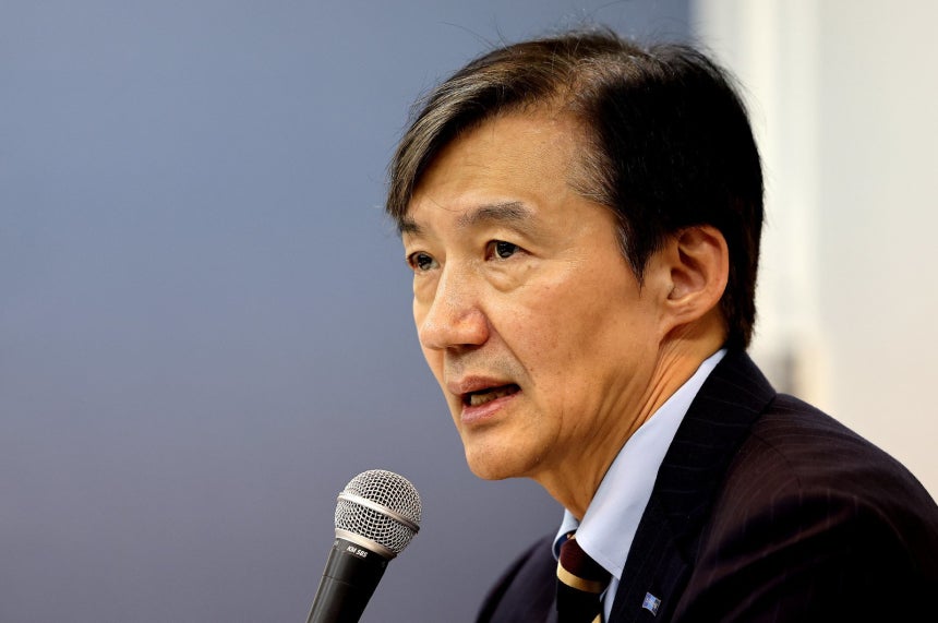 [대구=뉴시스] 조국 조국혁신당 혁신정책연구원장이 3일 대구 수성구 사회적협동조합 지식과 세상에서 열린 지역 인사 간담회에 앞서 취재진 질문에 답하고 있다. 2025.09.03.