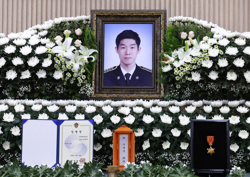 ‘구명조끼 살신성인’ 해경에 中서도 애도물결