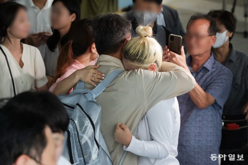 “한방에 70명, 화장실 대여섯 곳뿐… 수갑-족쇄 중범죄자 취급”