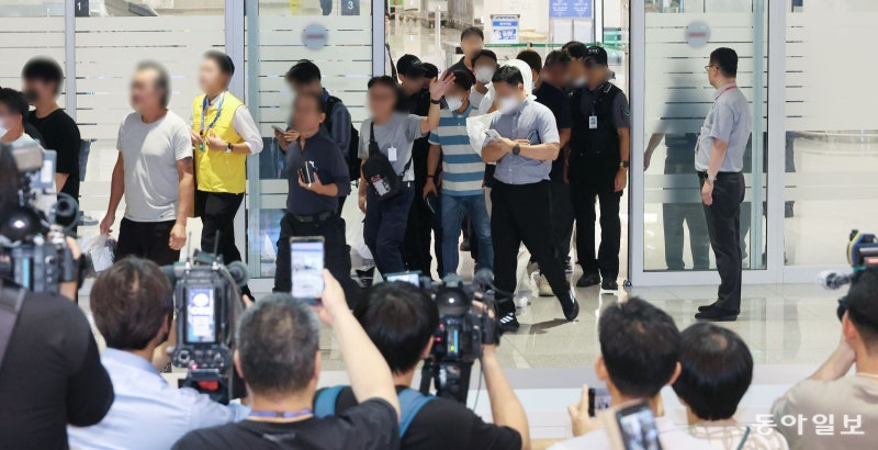 “구금소 음식 쓰레기 같아, 가족 생각으로 버텨”