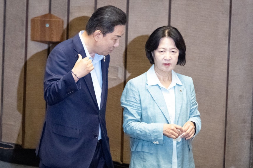 김병기 더불어민주당 원내대표(왼쪽)와 추미애 법제사법위원장이 24일 서울 여의도 국회에서 열린 제428회 국회(임시회) 제2차 본회의에서 대화하고 있다. 2025.8.24/뉴스1