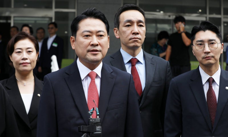 <b>장동혁</b>, 구속된 <b>손현보</b> 목사 교회 찾아 “<b>종교 탄압</b> 막아야”