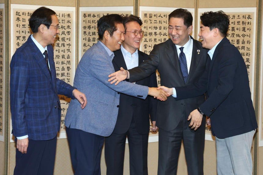 14일 오후 서울 종로구 삼청동 총리 공관에서 열린 당정대 고위급 만찬회동에서 참석자들이 악수하고 있다.   왼쪽부터 우상호 정무수석, 정청래 더불어민주당 대표, 김민석 국무총리, 김병기 원내대표, 강훈식 대통령 비