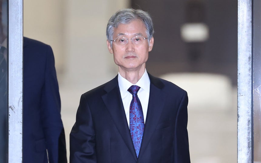 더불어민주당이 조희대 대법원장에 대한 사퇴 공세를 높인 지난 15일 저녁 서울 서초구 대법원에서 조대법원장이 청사를 나서고 있다. 2025.9.15/뉴스1 ⓒ News1 장수영 기자