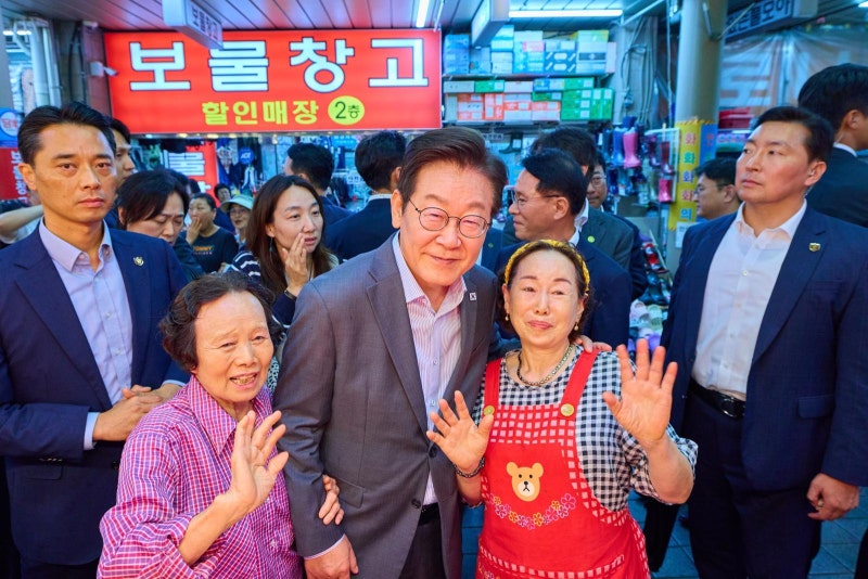 李대통령 <b>성남</b> <b>시장</b> 깜짝 방문…상인들 “하나도 안 늙으셨다”
