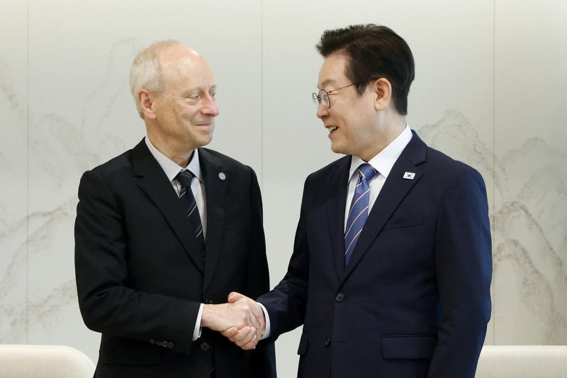<b>샌델</b> 만난 李 “정의로운 사회, 말은 쉽지만 현실은 어려워”