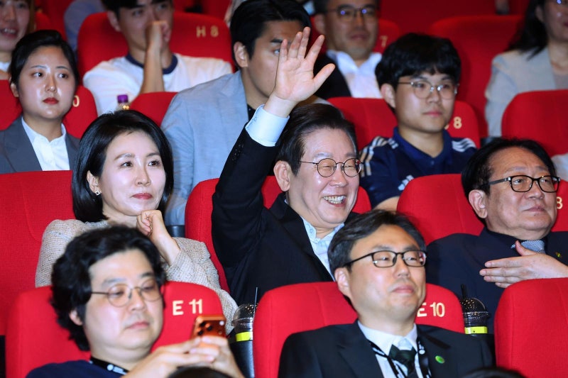 부국제 찾은 李대통령 “<b>영화</b>산업 성장 관심” 김혜경 여사 “함께 보니...