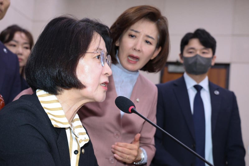 <b>추미애</b>, <b>나경원</b>에 “이러는 게 윤석열 오빠에게 도움 되나”