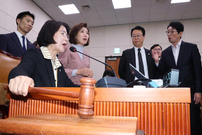 ‘<b>조희대 청문회</b>’에 與지도부 당혹…“법사위, 상의없이 의결 뒤 통보...