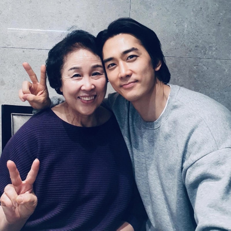 <b>모친상</b> <b>송승헌</b> “다시 엄마 품에 안길 날 기다릴게요”