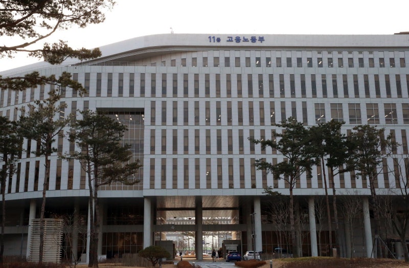 노동부 장관실에 휘발유 방화 시도 50대 체포