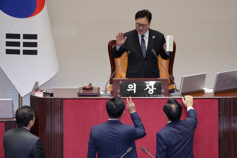 국회 본회의 명패 수보다 1표 많은 표… 野 “부정투표” 반발